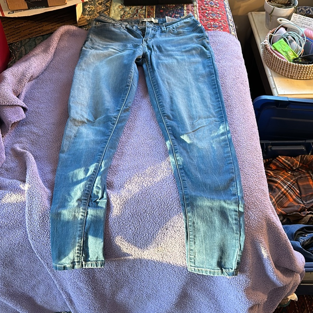 Light wash Levi’s skinny jeans